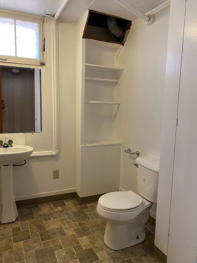 Building Photo - Classic university home with three bedroom...