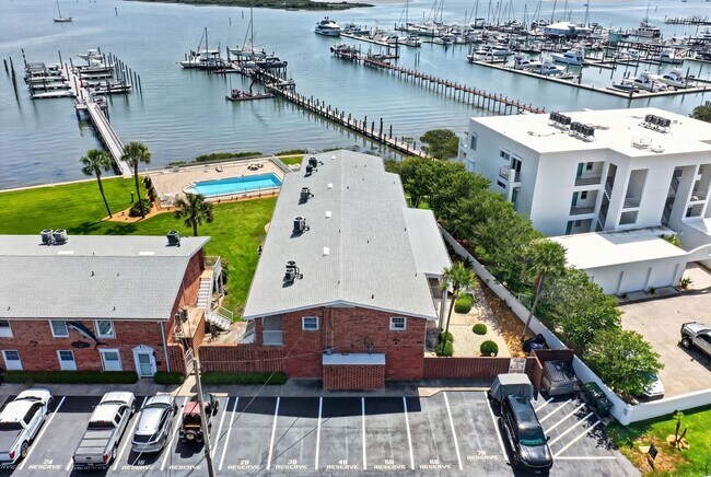 Building Photo - 83 Comares Ave