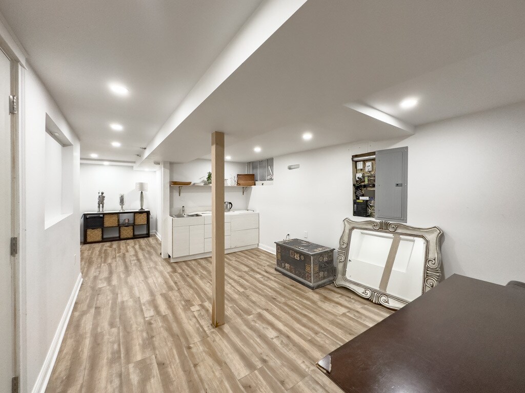 Building Photo - 6609 N Kenton Ave