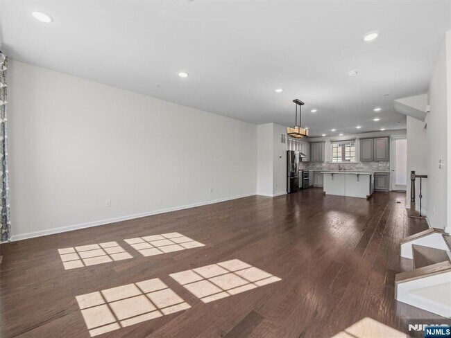 Building Photo - 18 Litchfield Ln