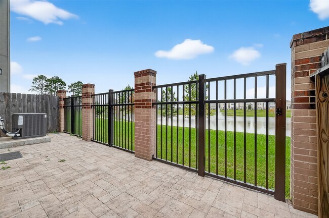 Building Photo - 9816 Magnolia Village Ln