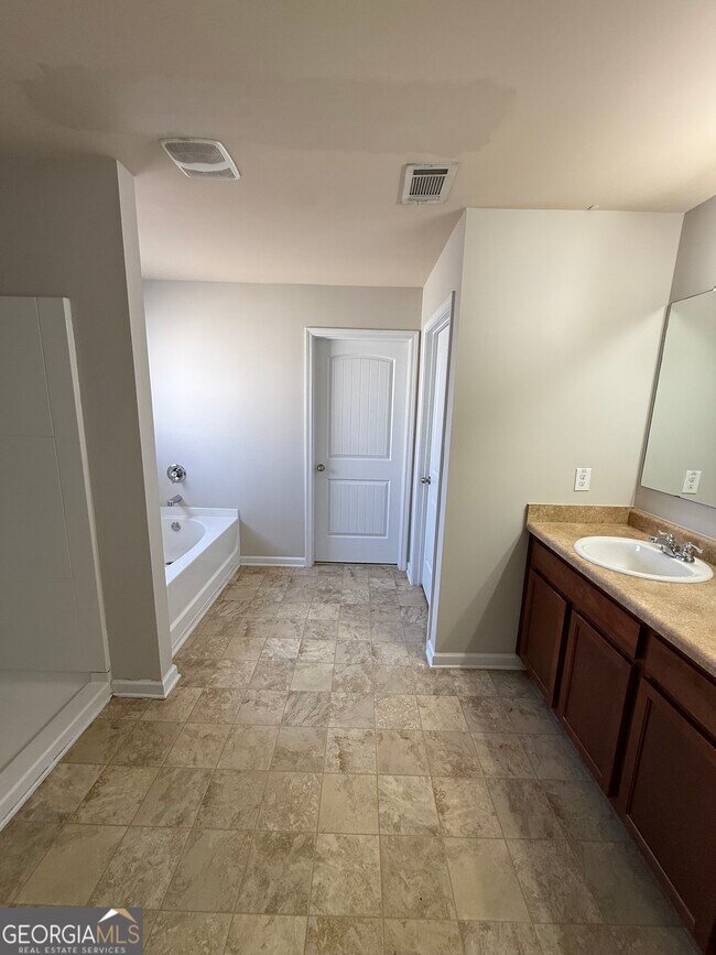 Building Photo - 2937 S Hills