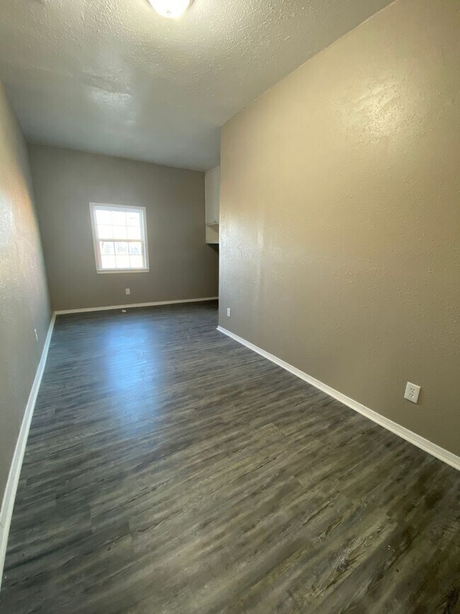 Building Photo - Huge 7 Bedroom House Available