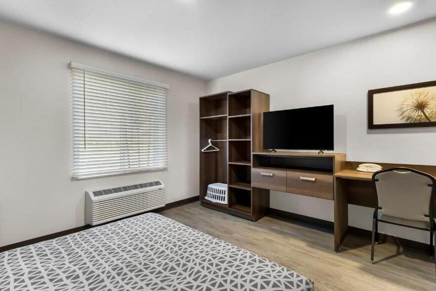 Building Photo - 1044 W Ave O 8