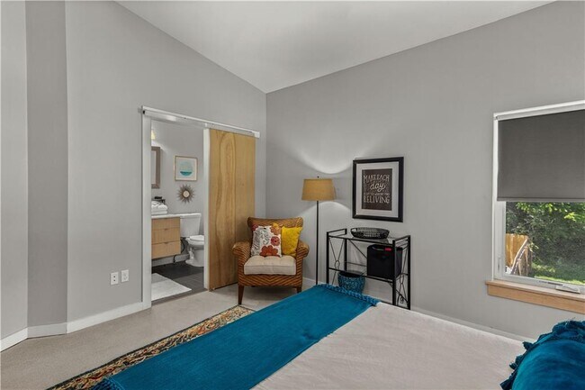 Building Photo - 352 W 5th St