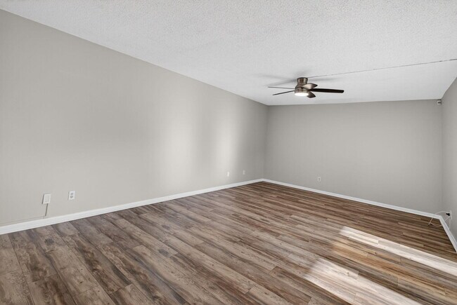 Building Photo - 5612 SE Riverboat Dr