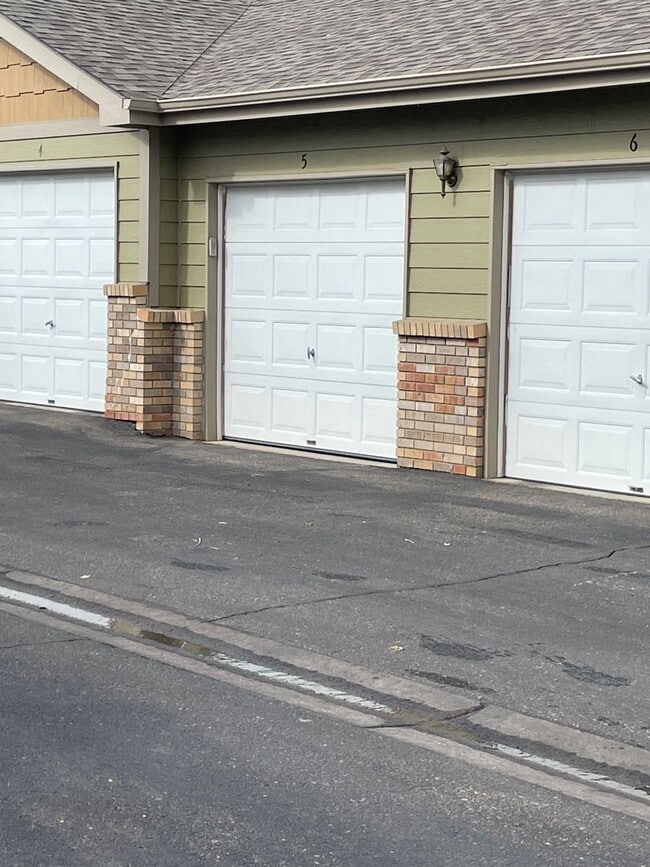 Building Photo - Townhome -2 bed 2.5 bath + bonus area