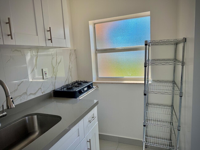 Building Photo - 707 NE 15th St