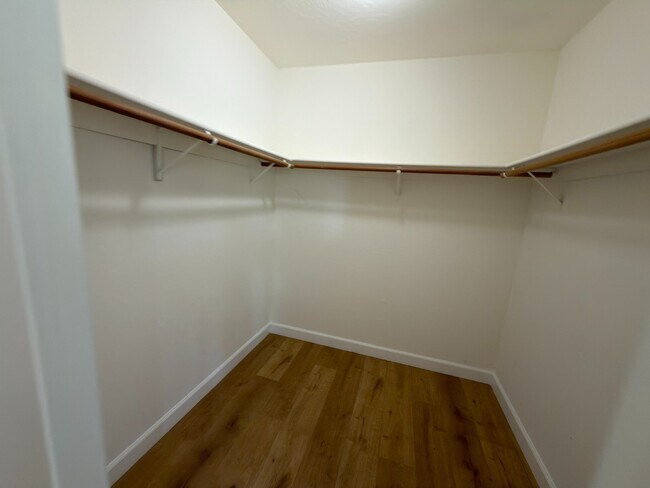 Building Photo - Prime Santa Clara Location | Bright 3BR/2.5BA End-Unit | 2 Primary Suites | Central Heat & AC