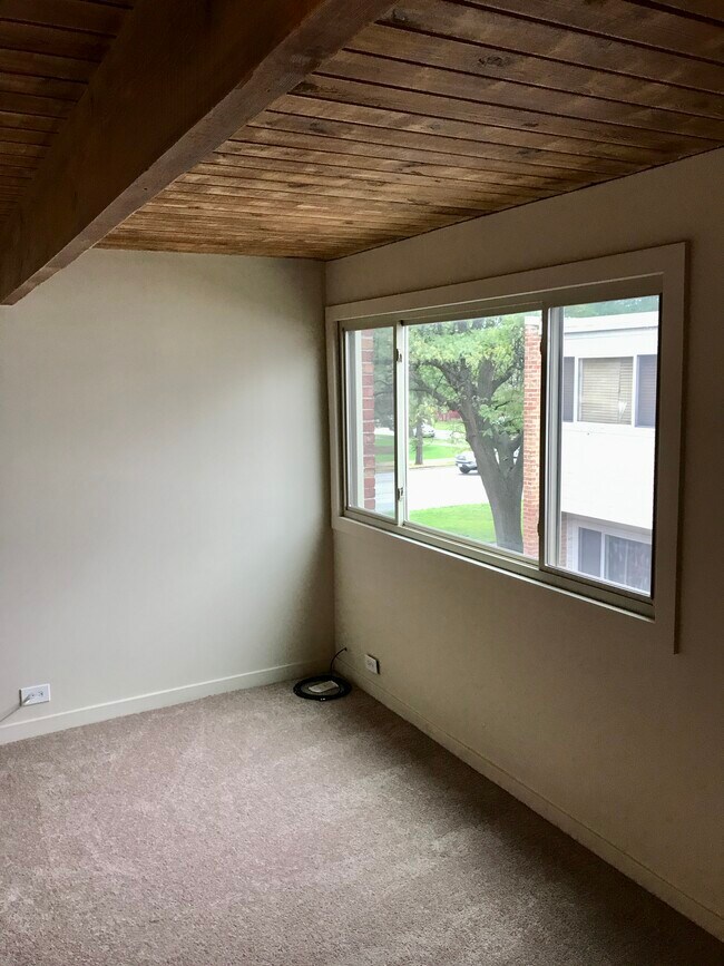 Building Photo - 811 S La Grange Rd