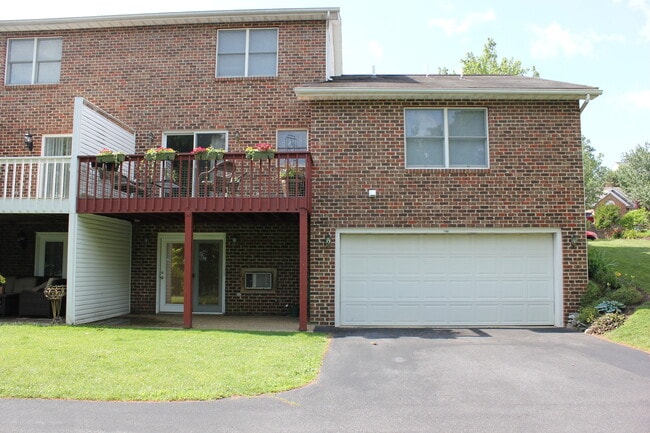 Building Photo - Duplex with Basement Garage for Rent