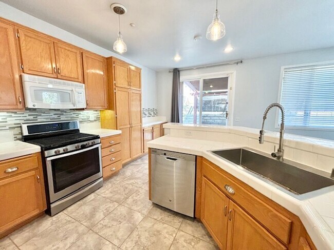 Building Photo - Oxnard | Seabreeze Gated Community | 3 Bedroom + 2.5 Bathroom | Corte Las Holas