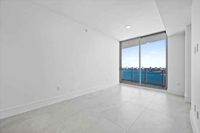 Building Photo - 220 Lake Shore Dr