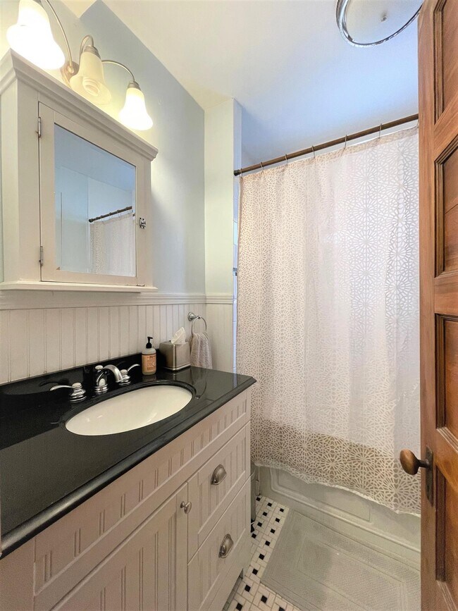 Building Photo - 95 Bartlett St