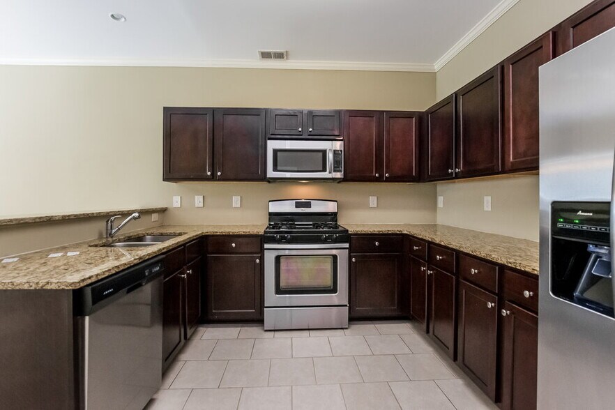 Building Photo - 220 Crescent Woode Dr
