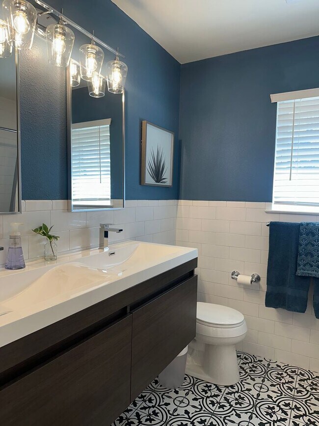 Building Photo - *** Near Domain * Stunning 4 Bedroom House * Fully Furnished * Designer Decorated * High End Luxu...