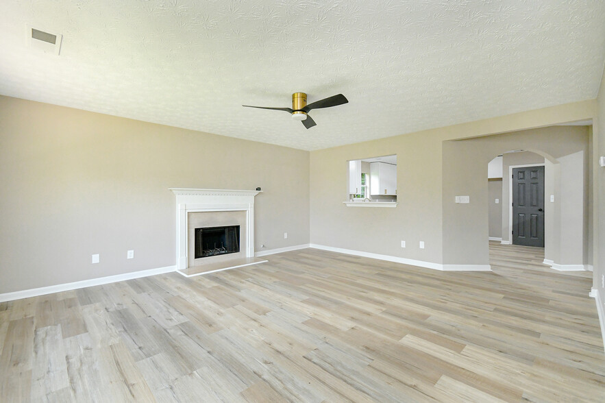 Building Photo - Room in House on Brown Dr