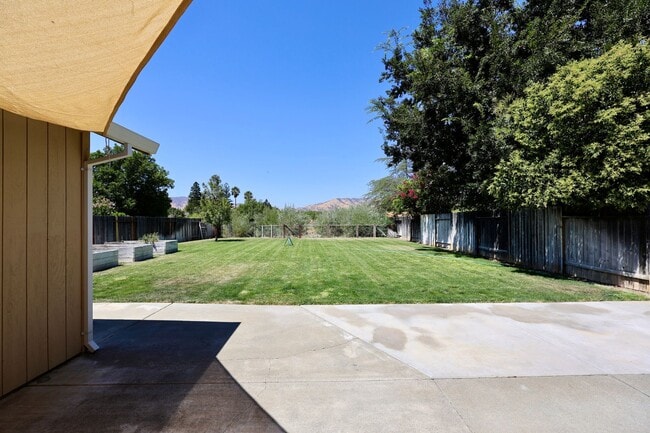 Building Photo - Beautiful Scenic Views!