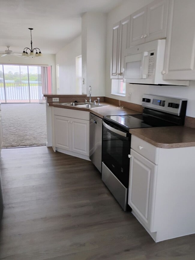 Building Photo - Annual Unfurnished Rental – 3 Bed, 2 Bath Condo in Gated Community!