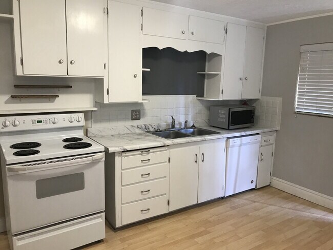 Building Photo - "Spacious 2-Bed, 2-Bath Condo Retreat in S...