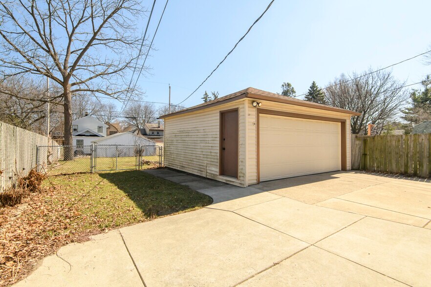 Building Photo - 2028 S 85th St