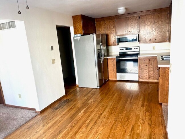 Building Photo - 1031/1033 Brookwood