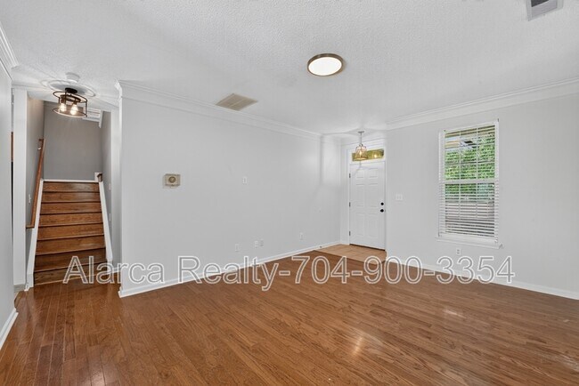 Building Photo - 290 Sweetmartha Dr