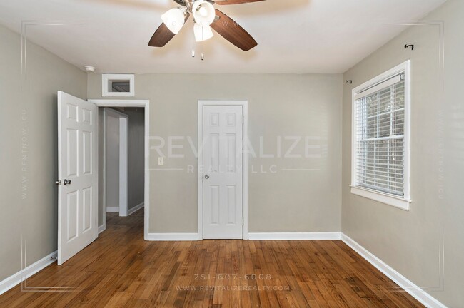 Building Photo - Updated 2 Bed 1 Bath Cottage in Established Neighborhood!