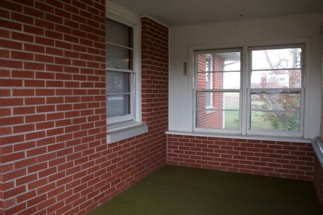 Building Photo - 3 Bedroom House Next To Columbia Regional Airport!