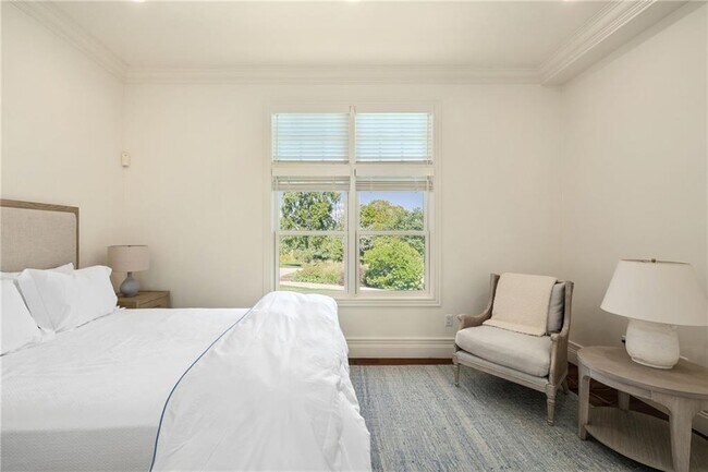 Building Photo - 303 Howland Ave
