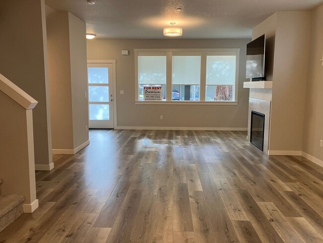 Building Photo - Large Three Bedroom Home in Sustainable South Salem Community