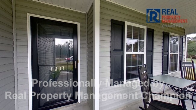 Building Photo - Beautiful home boasts open floorplan, screened porch, and spacious fenced yard