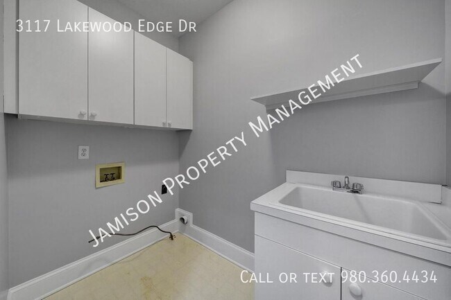 Building Photo - 3117 Lakewood Edge Dr