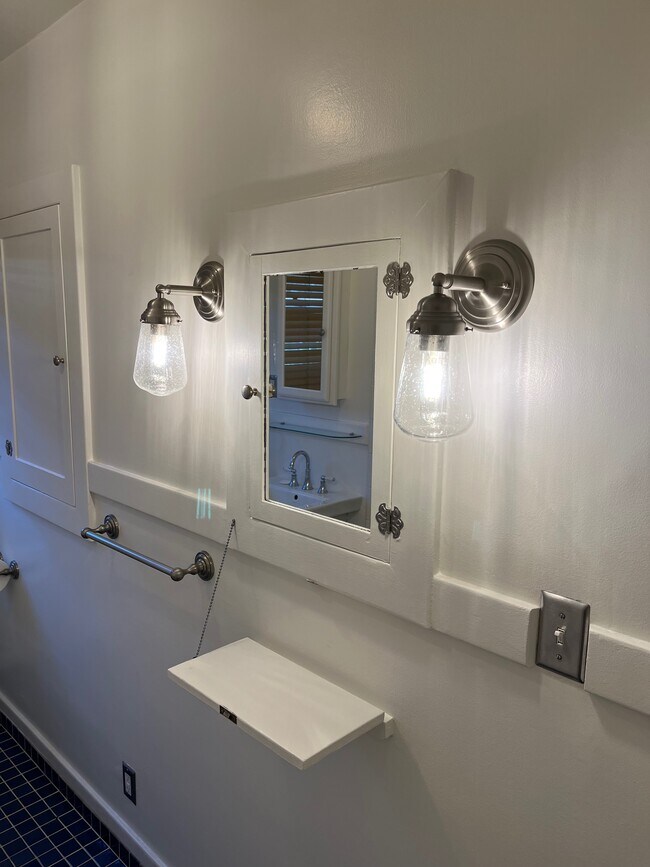 Building Photo - 135 E Ave 42