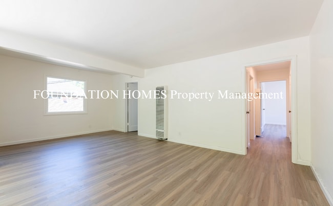 Building Photo - Bright & Spacious 2BD/1BA Upper-Level Duplex in Gerstle Park!  FOUNDATION