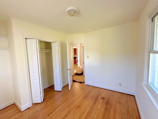 Building Photo - Cottage Rancher on Private Drive