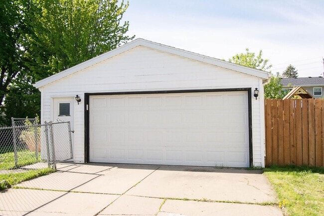 Building Photo - 4 bed 2 bed For Rent in Country Club Manor!