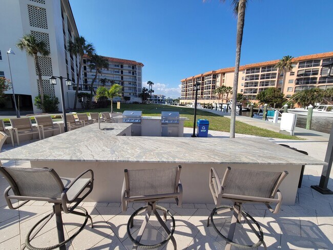Building Photo - 2871 N Ocean Blvd