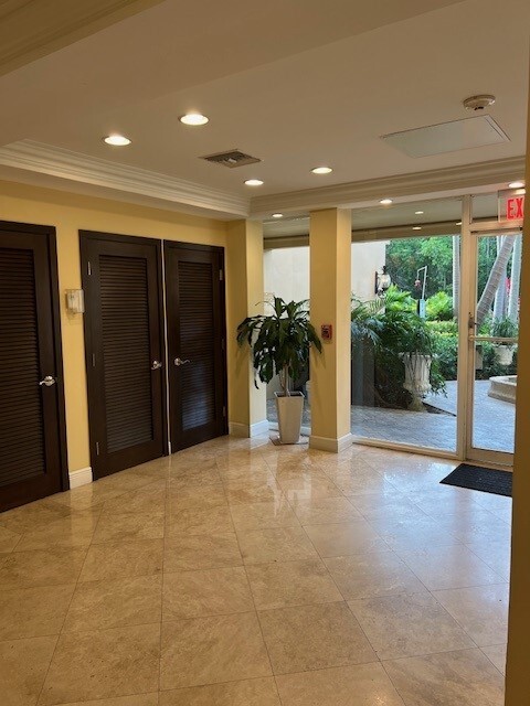 Lobby - 2640 NE 135th St