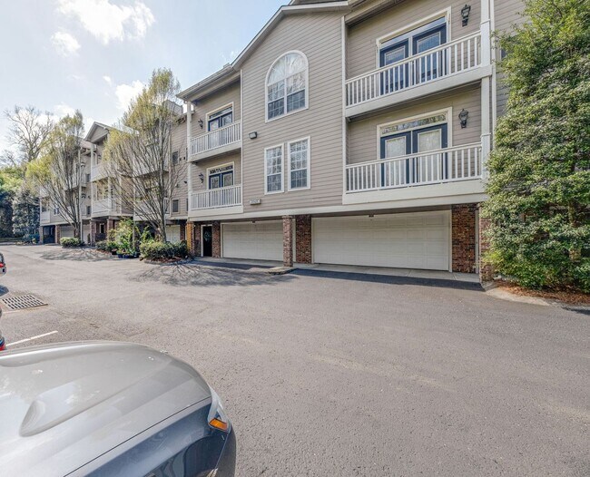 Building Photo - FULLY FURNISHED 2 BED 2 BATH TOWNHOME IN GREENHILLS $2500 PER MONTH.