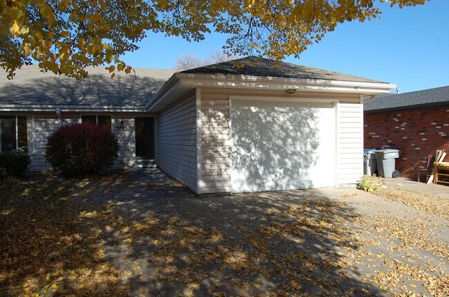 Primary Photo - 3724 Clover Cir