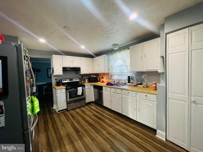 Building Photo - 13200 Cabinwood Dr