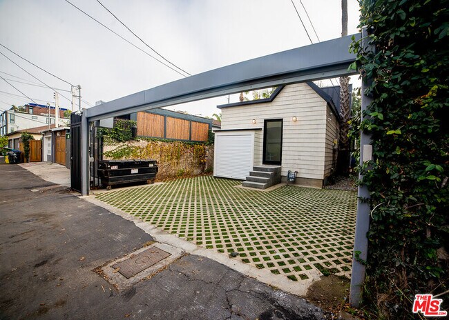 Building Photo - 205 Venice Way