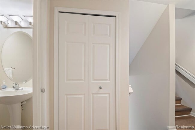 Building Photo - 420 Old Pine Way