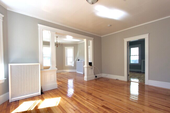 Building Photo - 98 Lovell St