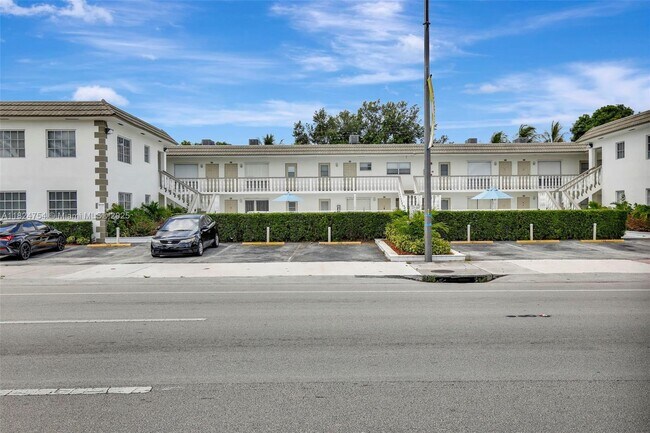 Building Photo - 5450 Hollywood Blvd