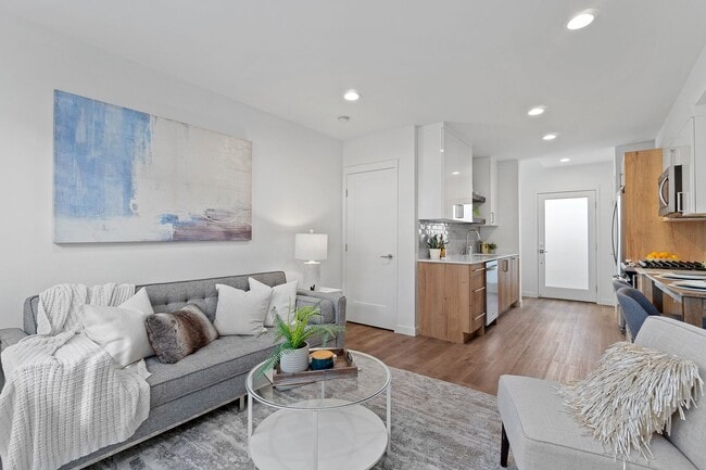 Building Photo - Modern 2bd/2ba Townhome with Rooftop & Par...