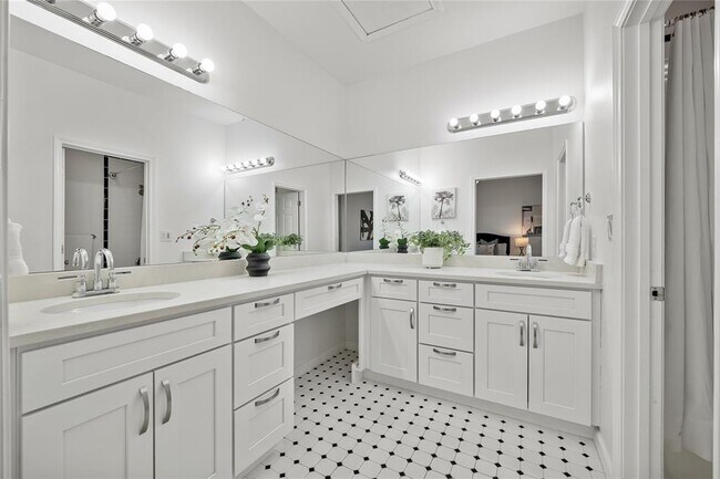 Building Photo - 6501 Columbia Oaks Ct