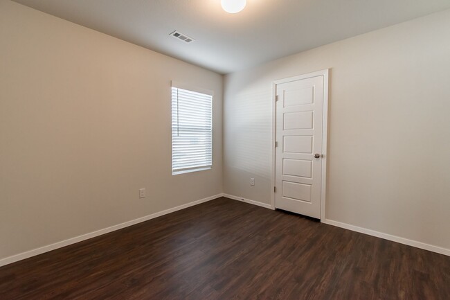 Building Photo - Band New 4 Bedroom Home in Lincoln!
