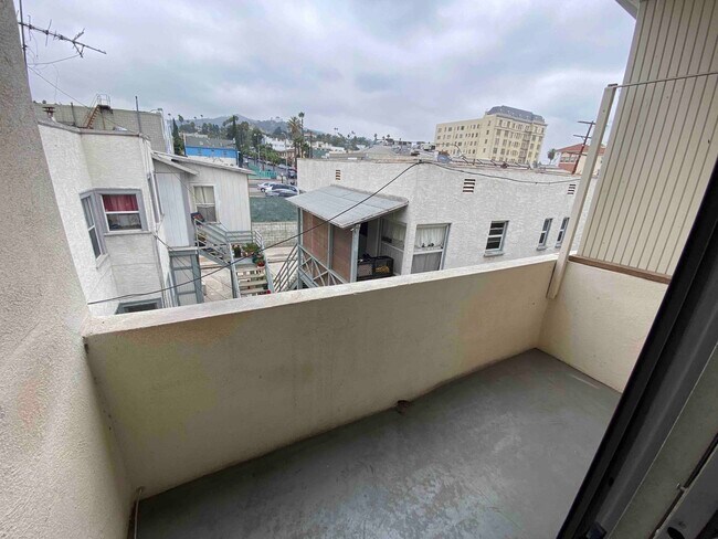 balcony - 1640 N Hobart Blvd